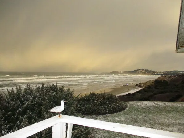 757 NW Coast St #4, Newport, OR 97365