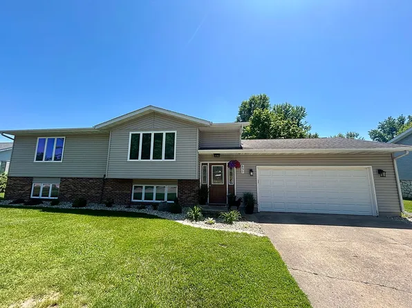 531 Cottonwood Dr, Salem, IL 62881