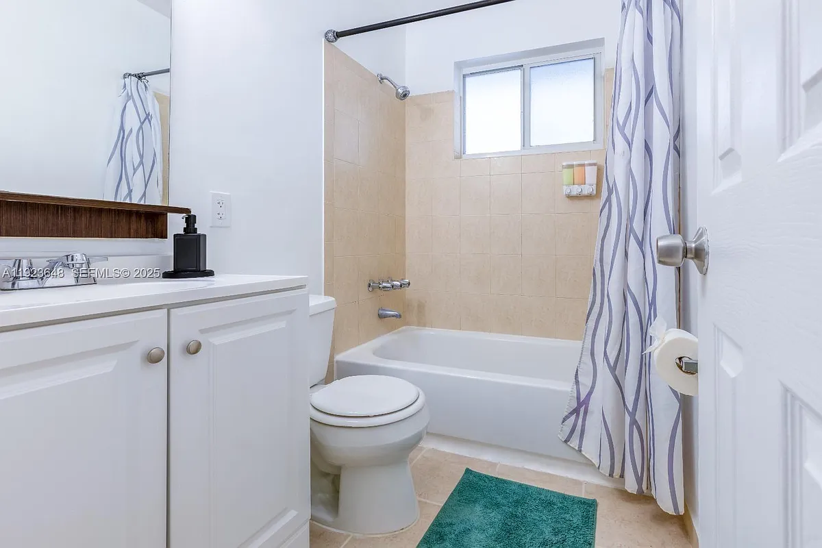 Building Photo - 828 SW 2nd St #2