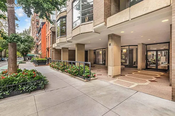 Sold by Sotheby's International Realty | media 11