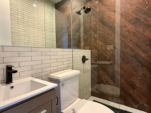 5th image of 644 Lorimer St #2B