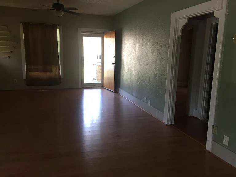 402 S Phoenix Ave — Photo 6