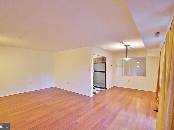 3rd image of 6133 Leesburg Pike APT 310