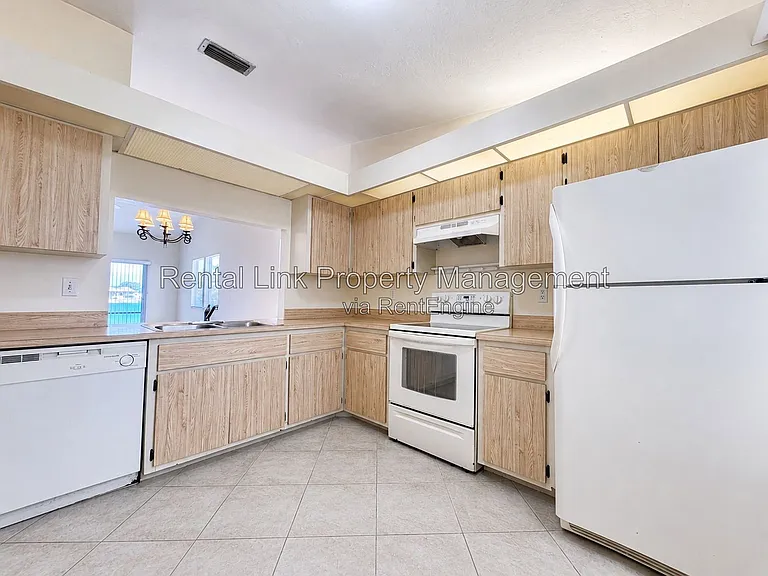 320 SW 3rd Pl #4 — Photo 6