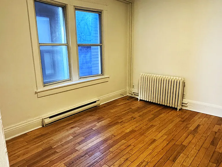 383 Lansdowne Ave #MAIN FLOOR — Photo 13