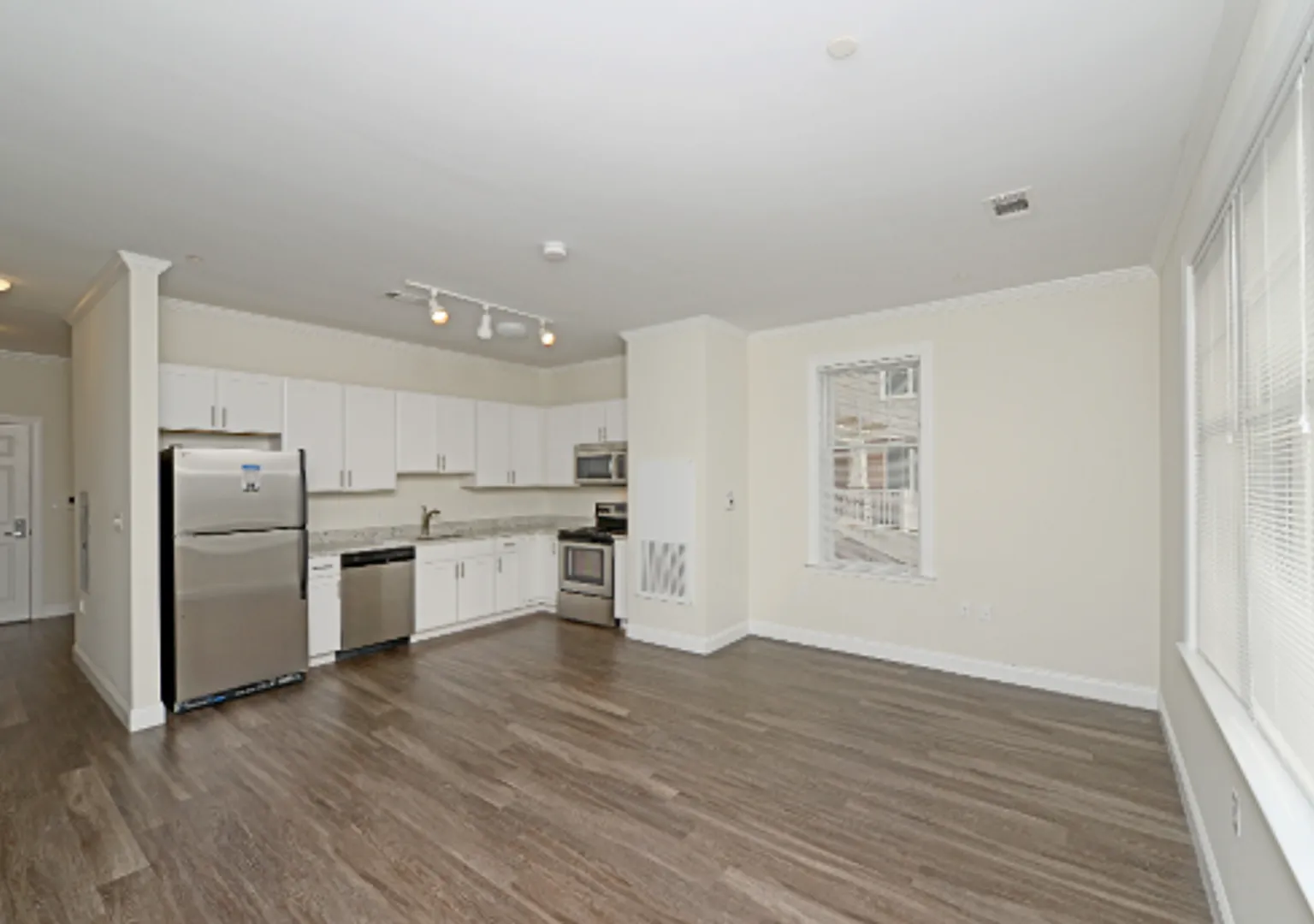 Edgewater Apartments — Photo 2
