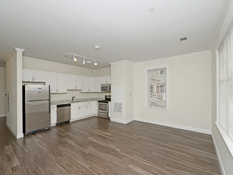 Edgewater Apartments — Photo 2