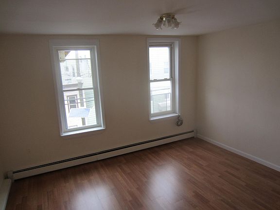 4th image of 690 Summit Ave #2R