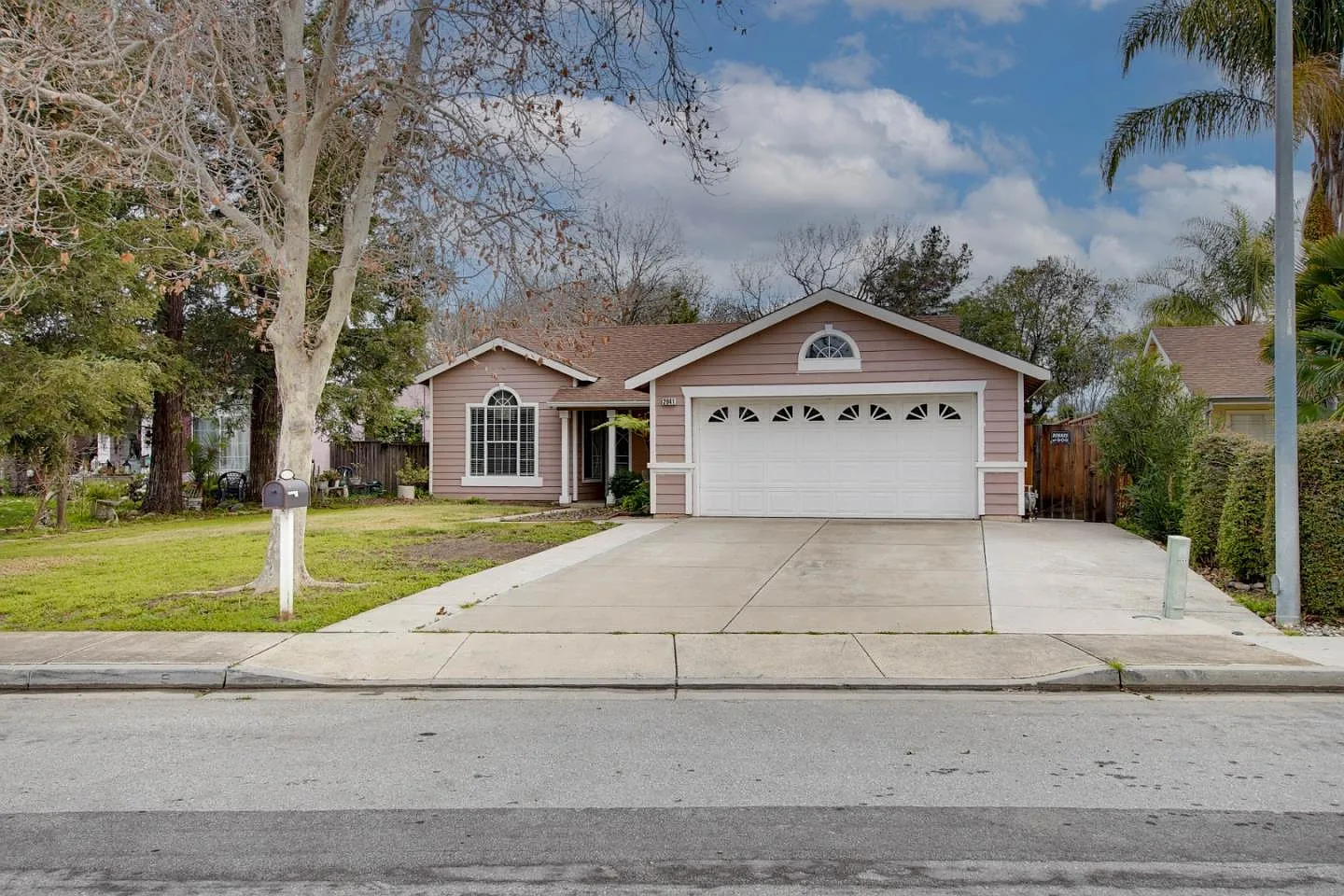 2041 Evelyns Dr photo 1