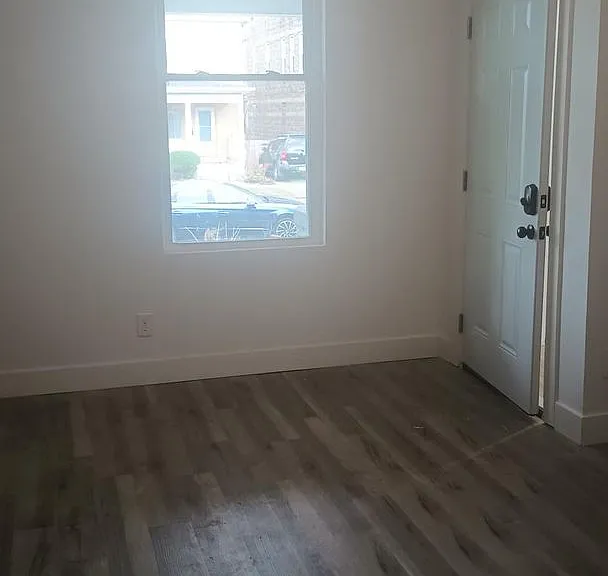 325 Hudson Ave — Photo 5