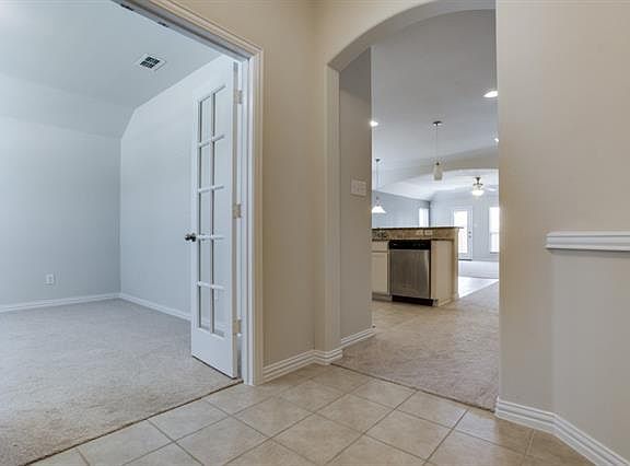 4th image of 704 Silvermoon Dr