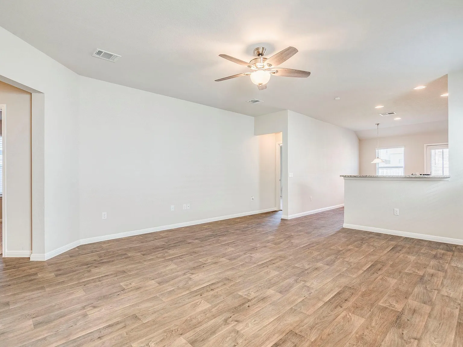 3 bed, 2.0 bath, 1393 sqft, $1,850 — Photo 4
