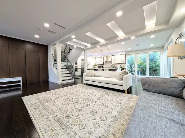 14 Valley Pl, Edgewater, NJ 07020