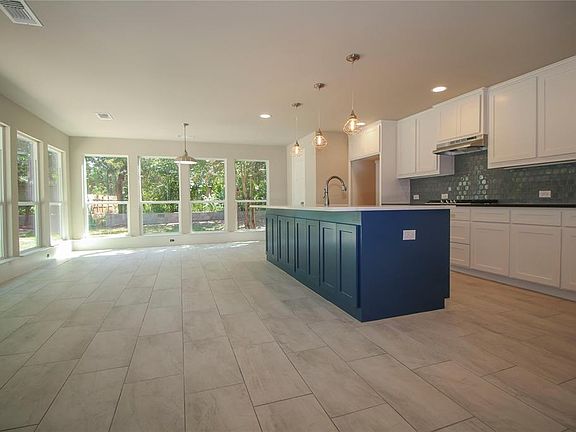 3rd image of 812 Greenwood Dr