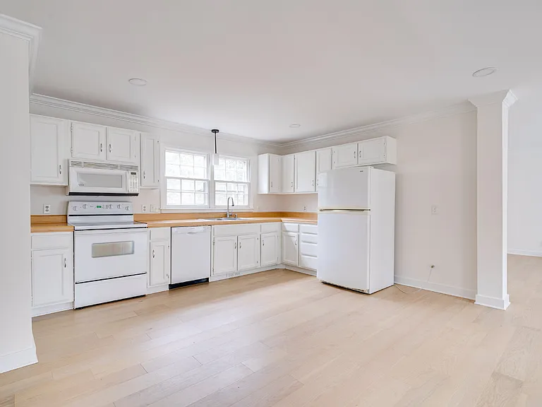 2437 Tilghman Cir — Photo 10