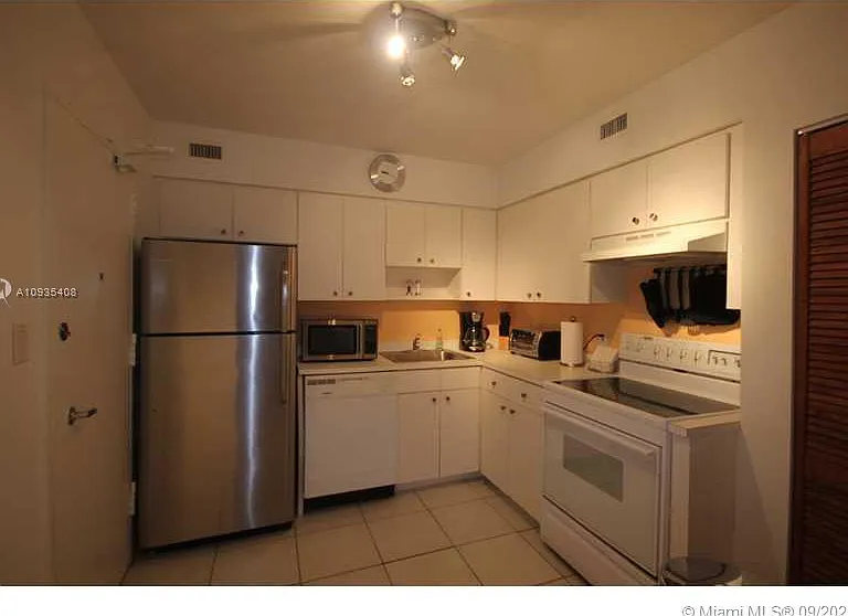 5161 Collins Ave #508 — Photo 11