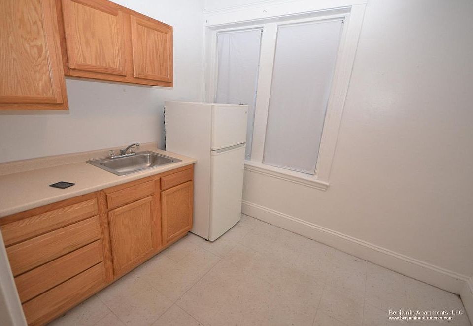 2nd image of 1376 Commonwealth Ave #1375-01