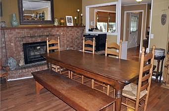 Fireplace Accents Dining/Hearth Room