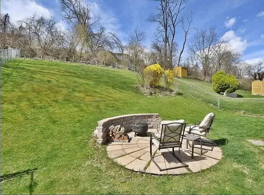 3 bed, 924 sqft, $2,100 — Photo 3