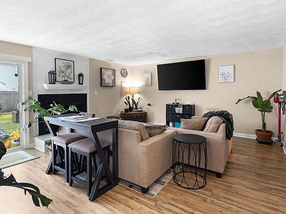4th image of 3225 Clover Rd E