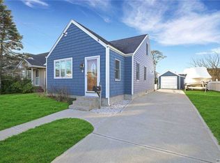 8 Hayes Rd, Amityville, NY 11701