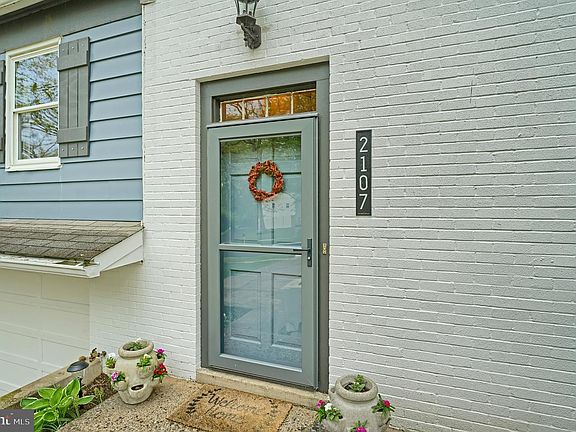 3rd image of 2107 N Oak Ln