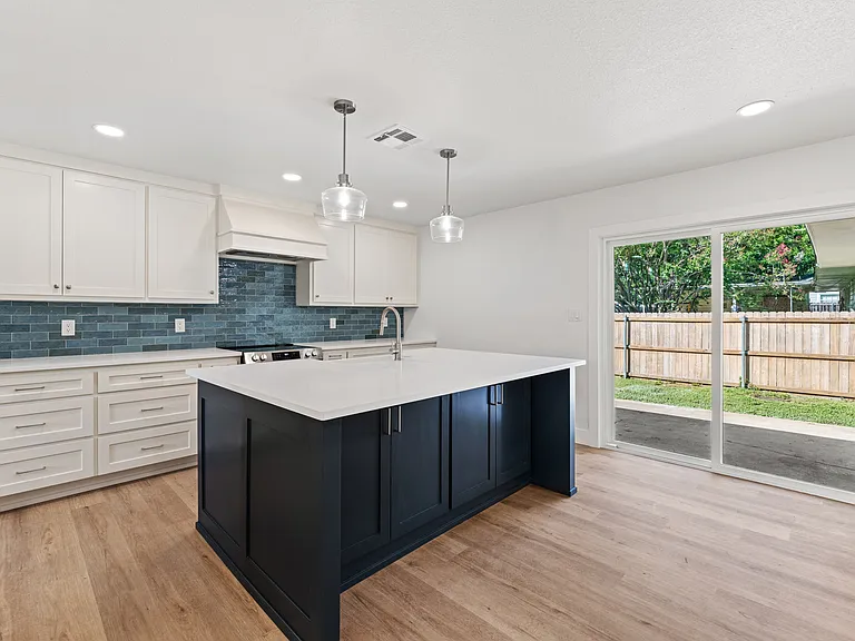 2701 Macarthur Dr — Photo 2