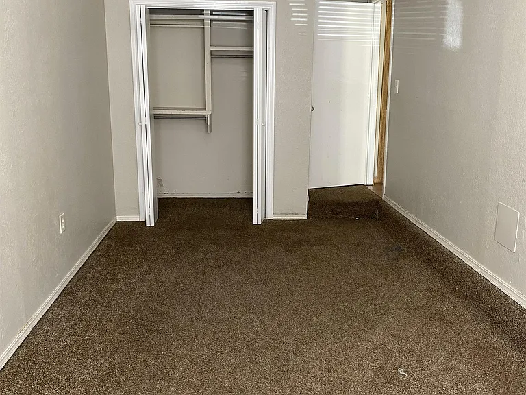 429 E Hillcrest Ln — Photo 21