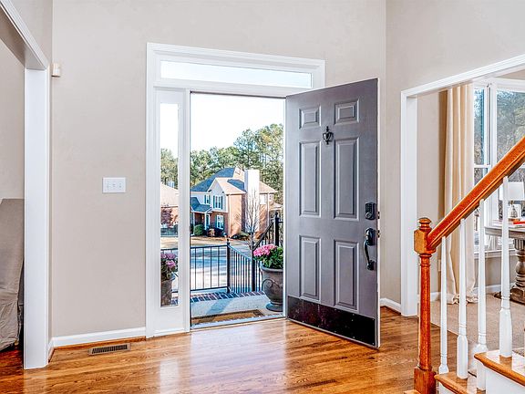 3rd image of 133 Broadmoor Ln