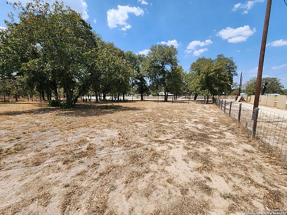 3rd image of 219 Flores Oaks Dr