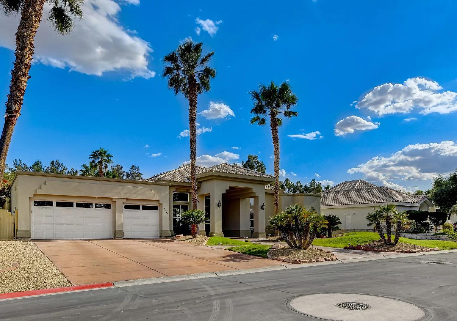 A luxurious 5 Bedroom House with a Casita & a Sparkling pool at Ten Oaks Estates — Photo 3