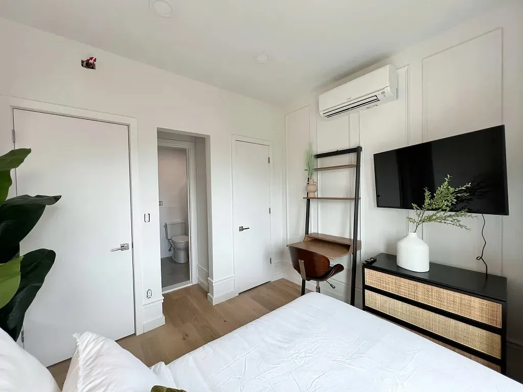 4 bed, 8.0 bath, 1100 sqft, $1,500 — Photo 2