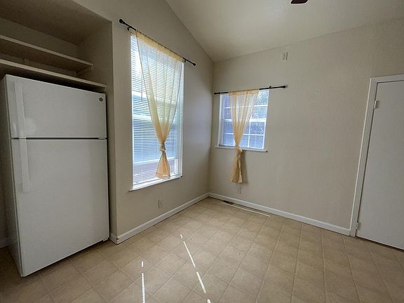 4th image of 461 Loring Ave