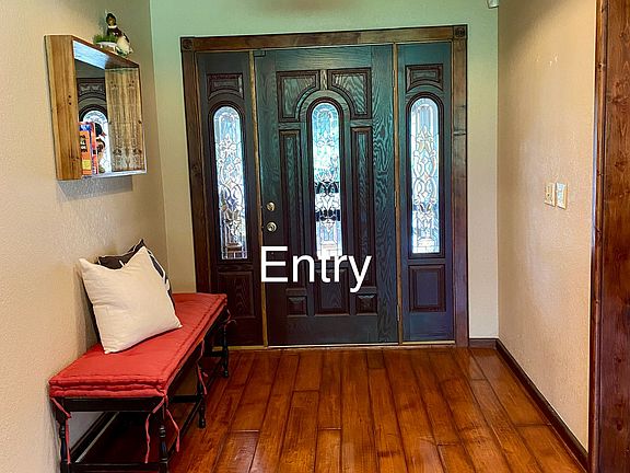 Spruce & Pine Cabin
Entry area offers an inviting atmosphere