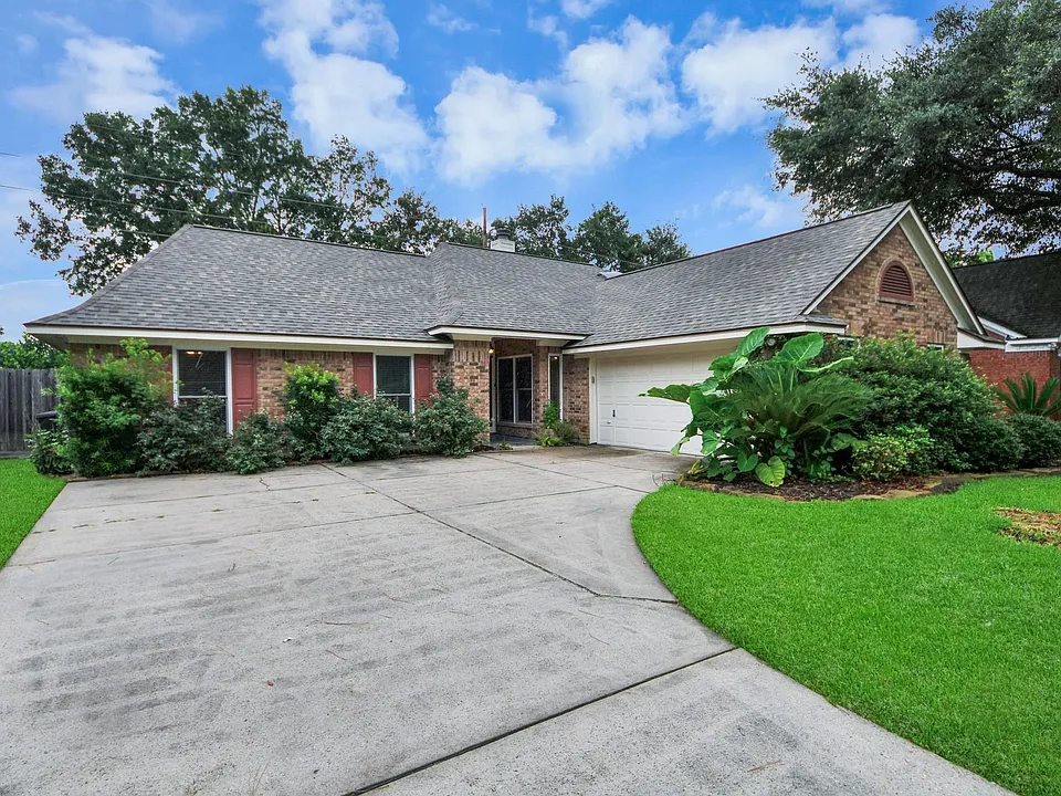 15818 Sweetwater Creek Dr