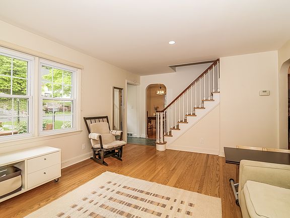 3rd image of 7 Dogwood Dr
