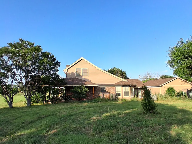 202 Blue Mound Rd E — Photo 2