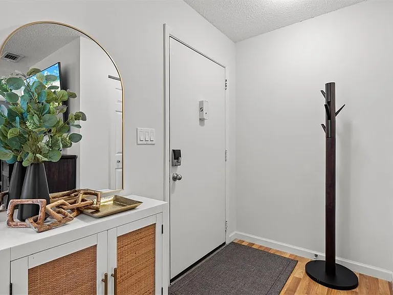 3210 Wood St — Photo 10