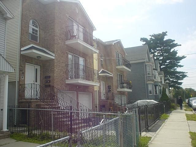 2nd image of 52 Hobson St