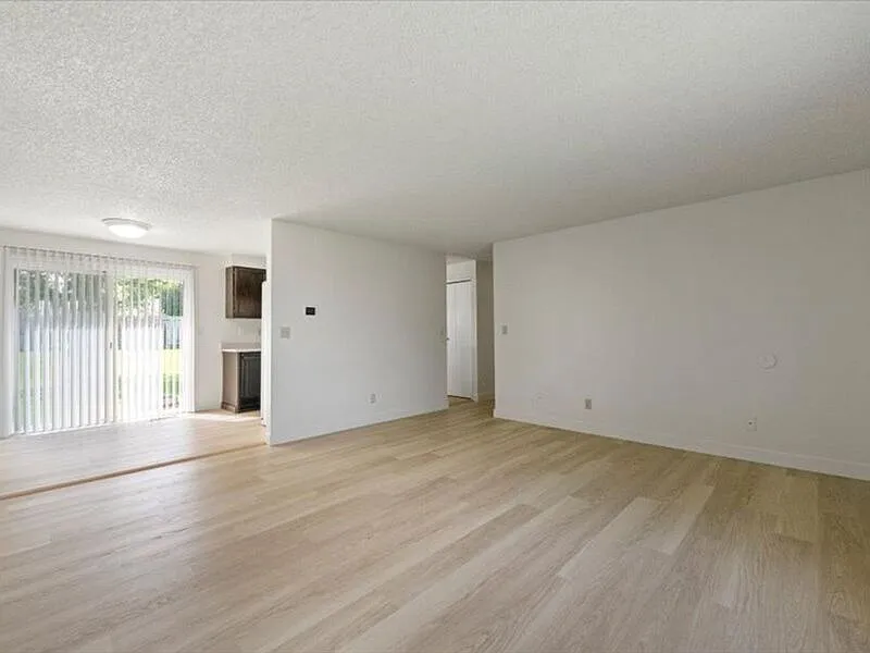 3 bed, 1.0 bath, 1008 sqft, $2,100 — Photo 4