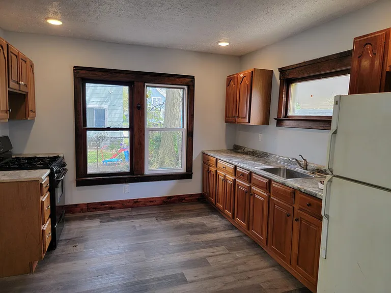 1391 Clearaire Rd — Photo 3