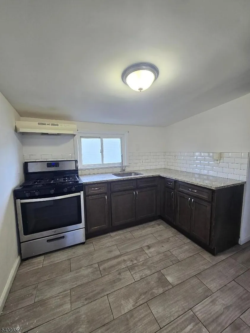 Building Photo - 115 Pine St #3