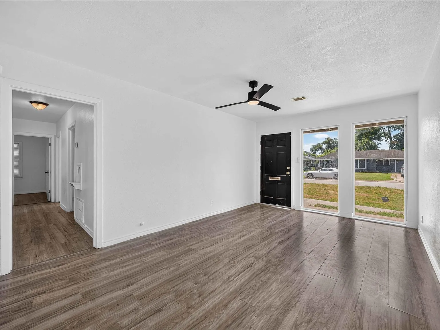 4 bed, 1.0 bath, 1303 sqft, $1,700 — Photo 2