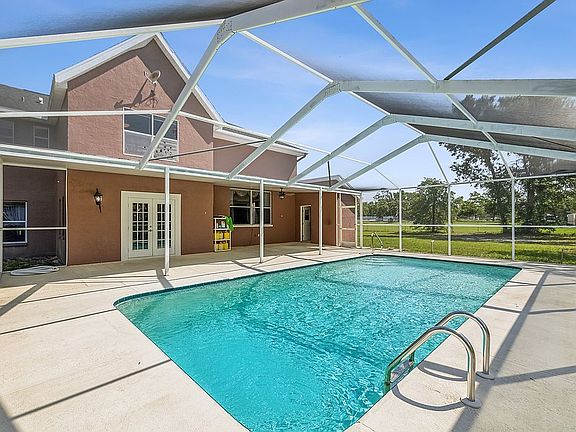 Large screened pool & bath