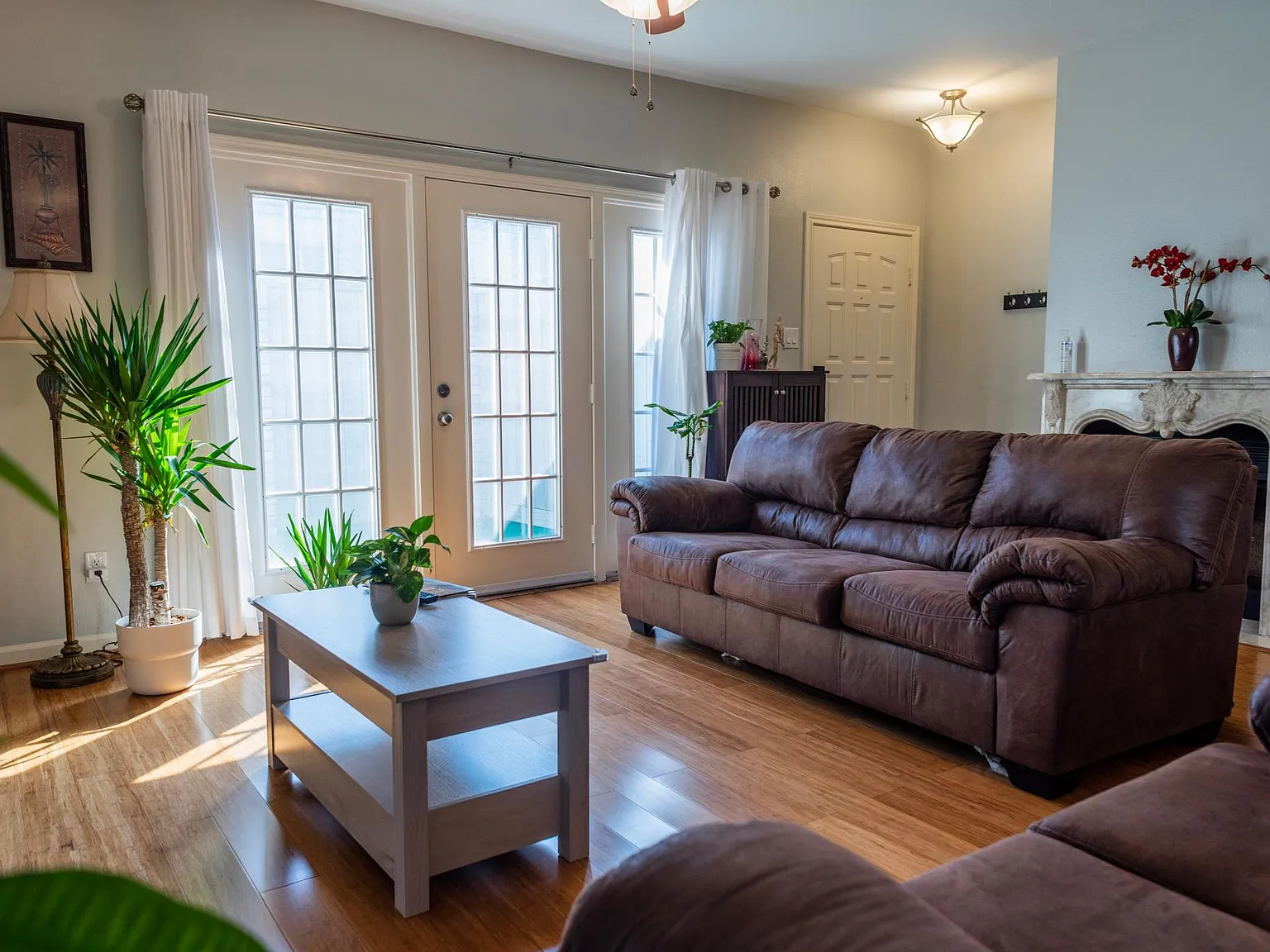 342 Wilcrest Dr — Photo 1
