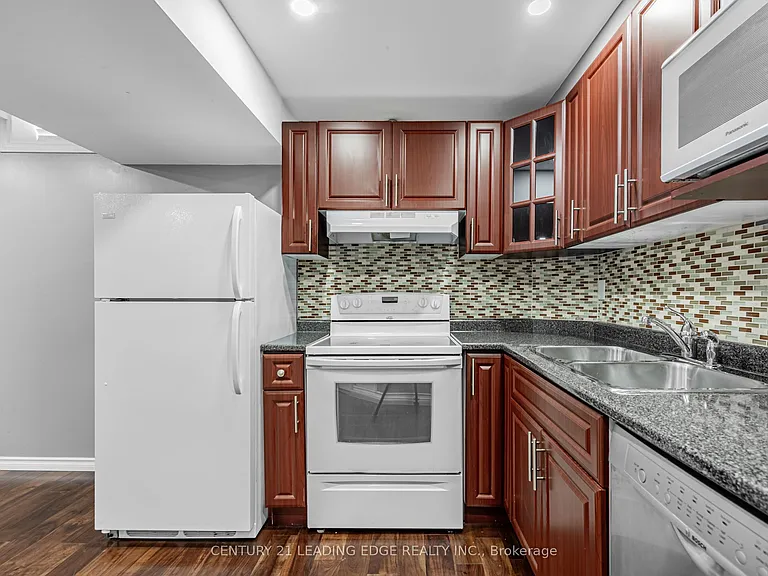 98 Erskine Dr #LOWER — Photo 14