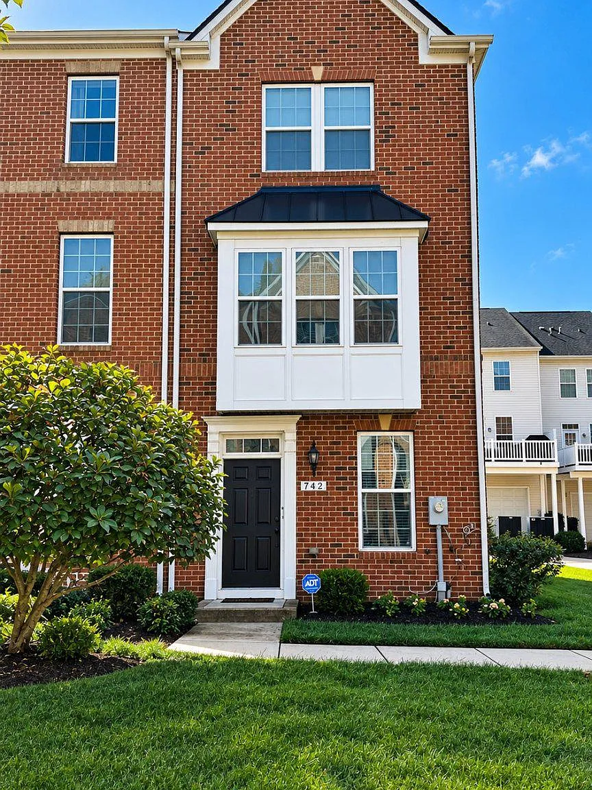 2 bed, 2.5 bath, 1568 sqft, $2,810 — Photo 1