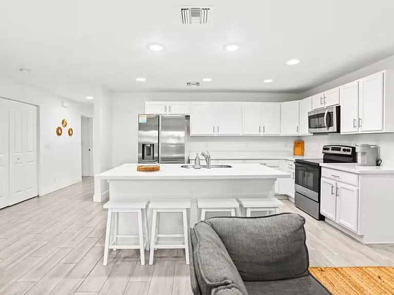 565 Lilac Ct — Photo 3