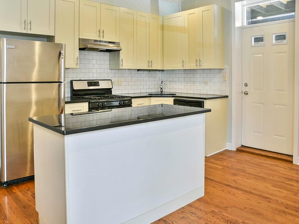 1st image of 855 W Cornelia Ave #1EA
