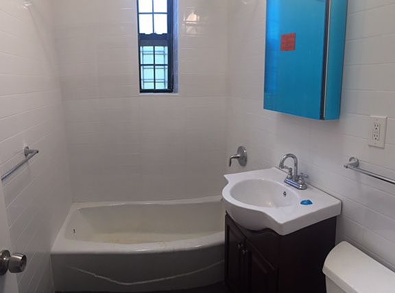 3rd image of 170 Hawthorne St APT 2B